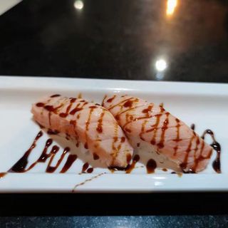 74.Nigiri salsa barbecue e salmone