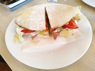 Mollete De Beicon Con Tomate Y Queso