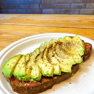 Toast de tomate rallado, aguacate y sésamo