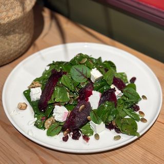გამომცხვარი ჭარხლის სალათი Grilled beetroot and rucola salad with feta cheese and sauce Nicoise