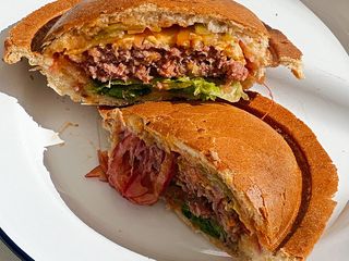 Flat Burger з яловичою котлетою (230г)