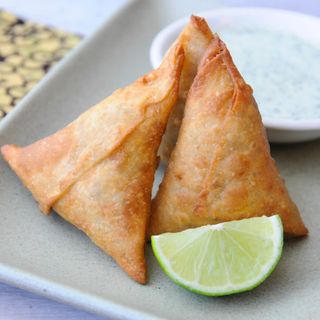 2  pieces beef samosa