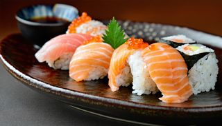 Sushi pește crud și creveți