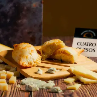 Empanada de cuatro quesos