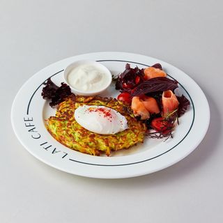 Кабачковый драник с семгой и яйцом пашот