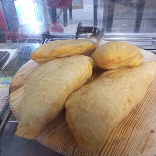 Pizza fritta cicoli e ricotta