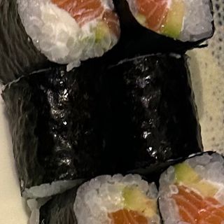 22.Rollo De Salmón Y Aguacate Con Queso (6 Pzs.)