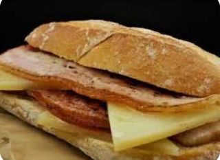 Bocadillo de lomo con beicon y queso