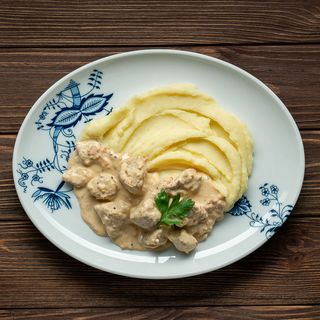 Картопляне пюре із тушкованою свининою