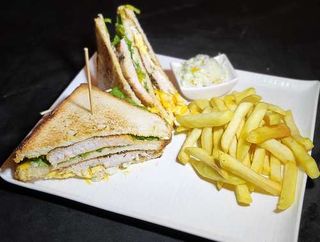 Club sandwich poulet + frites
