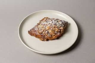 Круасан з мигдалевим франжипаном