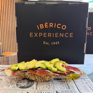 Tostada jamón ibérico con tomate y aguacate 