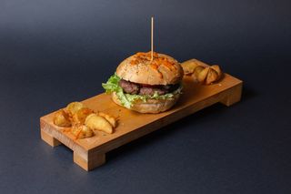 Conor McGregor burger  sa pekarskim krompirom