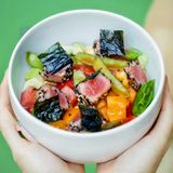 Салат із сезонних помідорів та цукрового горошку зі смаженим лососем