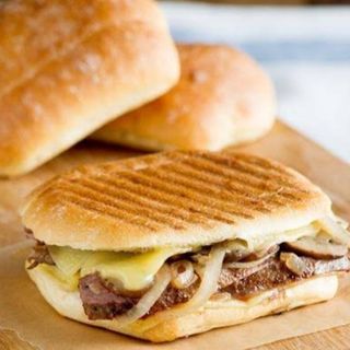 GRILLED ONION BEEF SANDWICH (comes with chips,soda,banana)