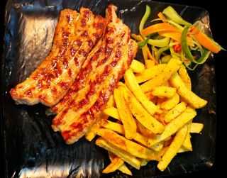 Piept de porc la gratar cu cartofi prajiti