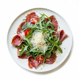 Carpaccio de Bresaola con ensalada de rúcula, parmesano y tomate