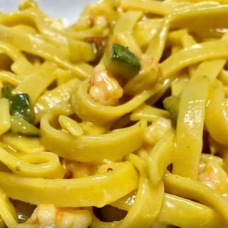 Calamarata di gragnano con crema di zucca gialla arrostita totanelli  olive nere e croccante di taralli