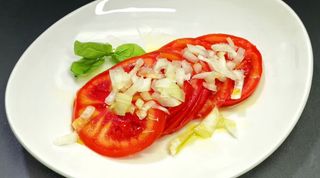 Paradajz i luk salata