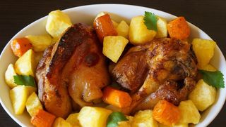 Ciolan crocant de purcel și cartofi țărănești