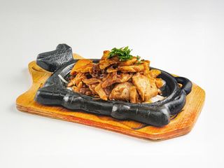Курица на жаровне с луком