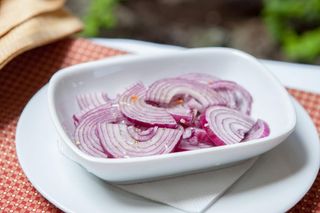 Salată de ceapă roșie