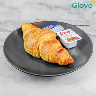 Croissant De Mantequilla Y Huevos Camperos