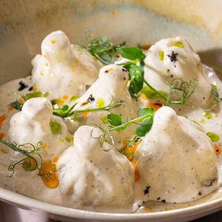 პატარა ხინკლები საქონლის ხორცით ნივრის სოუსში