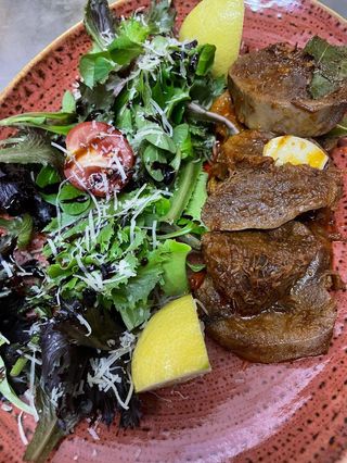 Задушен език в масло