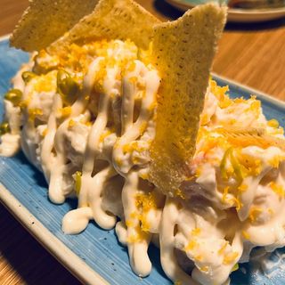 Ensaladilla de langostinos, patata, yema curada y piparra