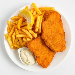 Pohani pileći file s pomfritom