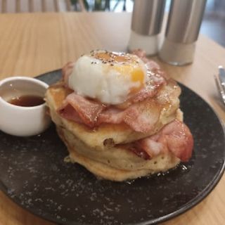 Tortita Con Salmón Ahumado Aguacate y huevo escalfado.
