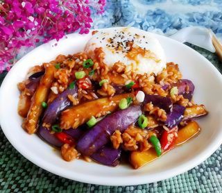 Arroz blanco con berenjena