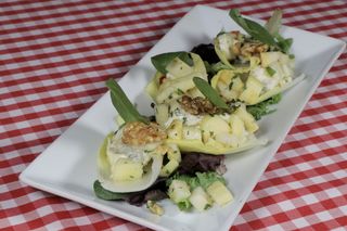 Ensalada de gorgonzola con endivia, manzana, pera, miel y canela