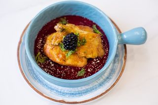 Შემწვარი წიწილა მაყვლის სოუსით