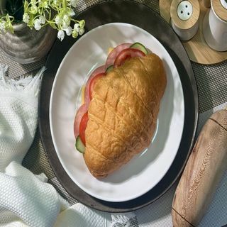 Круассан с ветчиной