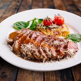 Tagliata cu sos Jius-lie si graten din cartofi cu trufe 