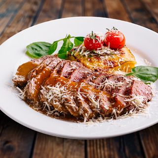 Tagliata cu sos Jius-lie si graten din cartofi cu trufe 