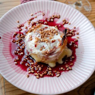 Folhado de Queijo Brie com Redução do Vinho do Porto