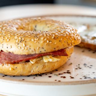 Bagel de Ovos e Bacon