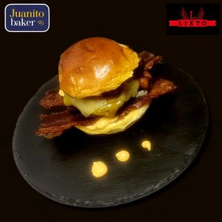 Emmy The Champions Burger y PATATAS.