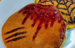 Tortita con crema de cacahuete, plátano y frutos rojos