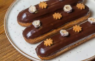 Эклер шоколадный