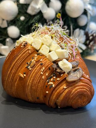 Croissant pieczarki i ser feta