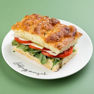 ფოკაჩა პომიდვრით და მოცარელით