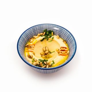 Hummus cu muguri de pin