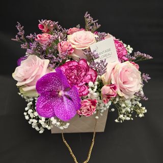 borsetta con fiori di stagione sui toni del rosa 