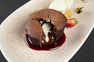 Lavacake cu inghetata de fistic by Garrison