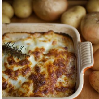 Plato Gratinado De carne Con Patatas al horno