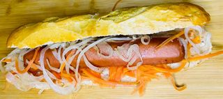 Bocadillo 18 (Perrito Lechería) + patatas fritas 